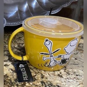 Peanuts Snoopy Charlie Brown Soup Mug 23.5oz - vented lid yellow & white - new!